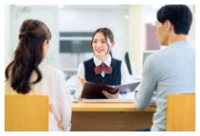 相談を受けている女性と男性