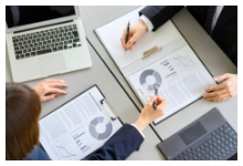 書類を見比べている