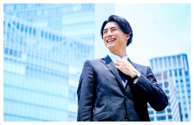 笑顔のスーツを着用した男性