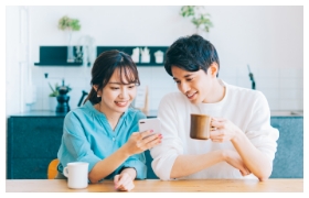 女性と男性が携帯を見ている