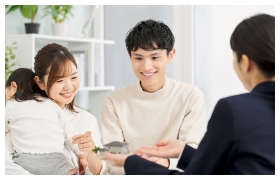 男性と女性・子どもが相談している