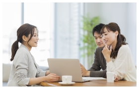 男性と女性がカウンターで相談している