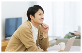 男性が笑っている