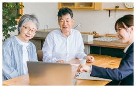 おじいちゃんとおばあちゃんが女性にパソコンを見せてもらっている