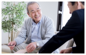 おじいちゃんが男性と話している