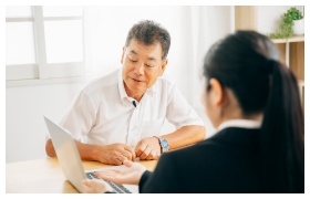 男性が女性と話している