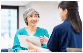 おばあちゃんが女性と話している