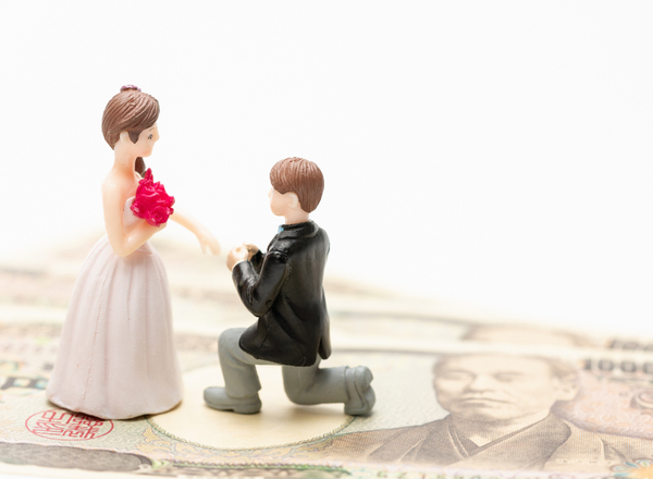 結婚前に必要な貯金額はいくら 費用の相場や効率的な貯め方についても解説 Iyomemo いよめも