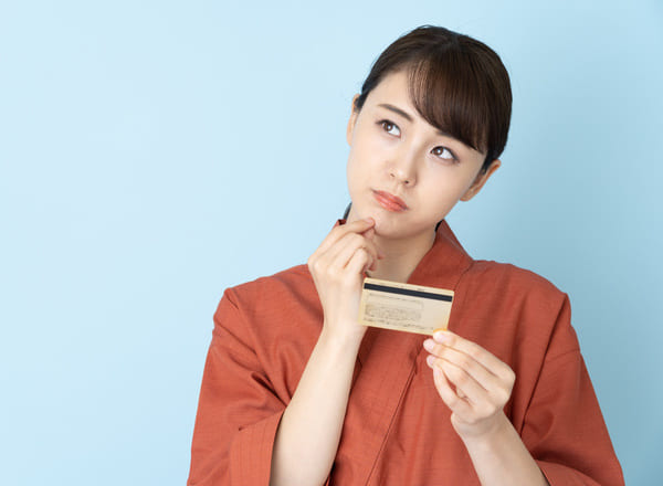 クレジットカードの引き落としはいつ?残高不足のときの対処法もあわせて紹介
