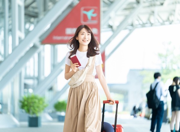 旅先も留学先も。伊予銀行Visaデビット1枚でスマート＆安心