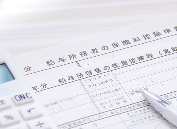 年末調整と源泉徴収票の関係とは？仕組みや計算方法などをわかりやすく解説