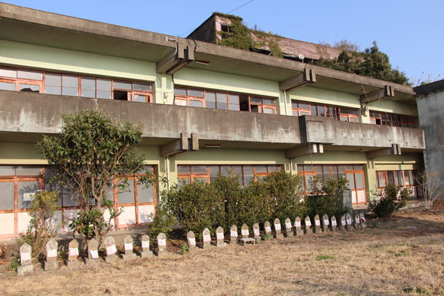 旧小学校前には石像がずらり