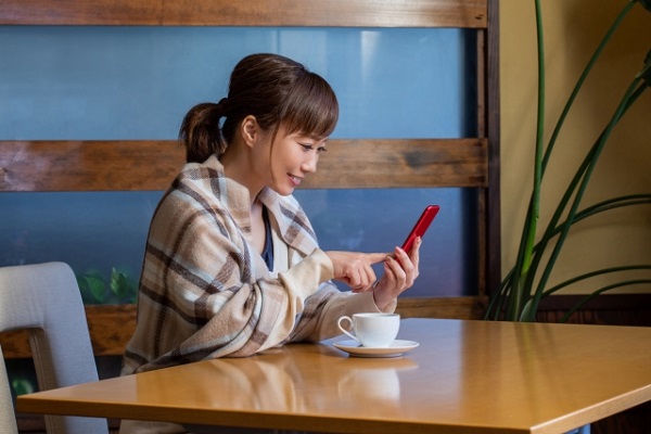 スマホを見る女性