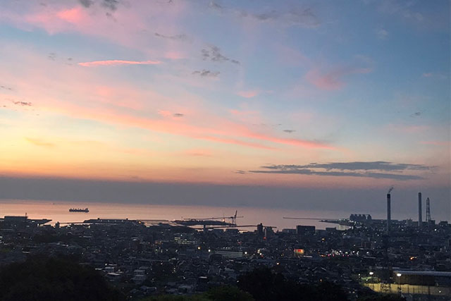 朝焼けと夕焼けがおすすめ！ 製紙工場群を一望できる「三島公園」