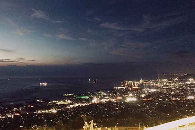 夕焼けから夜の撮影に! 夜景スポットにも認定される「具定展望台」