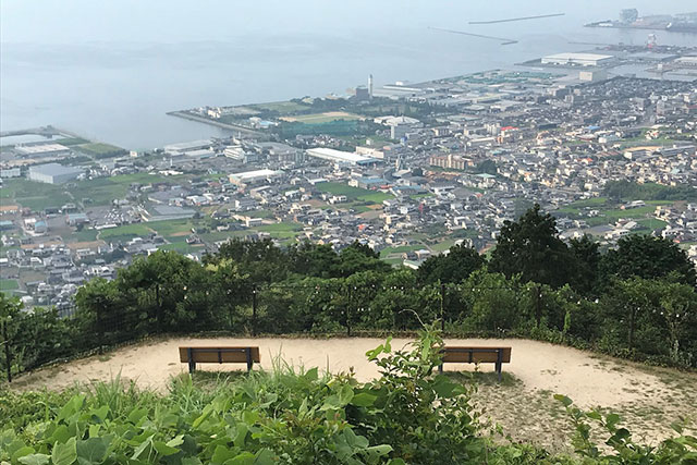 夕焼けから夜の撮影に! 夜景スポットにも認定される「具定展望台」