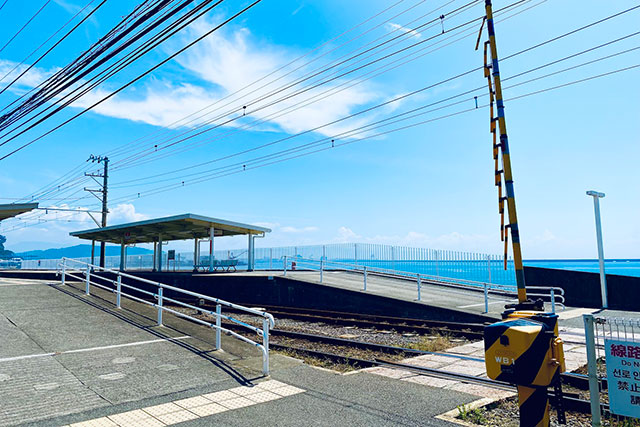 映画のワンシーンのような写真が撮れる「梅津寺駅」