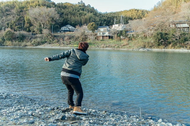 肱川で水切り