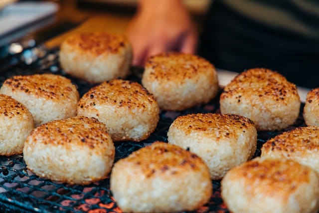 焼きおにぎり うなぎ入り (1個 200円)