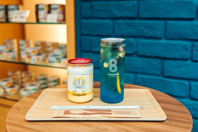 ケーキ缶 「みかんチーズ」(左)(750円) / TOP-CAN「ブルーハワイソーダ」(右)(650円)