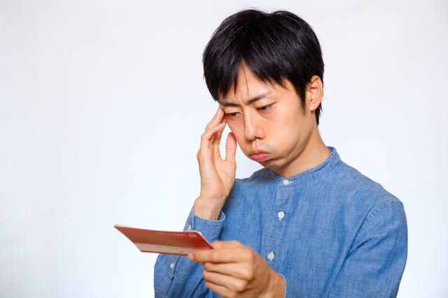 クレジットカードの引き落とし日に残高不足だとどうなる?