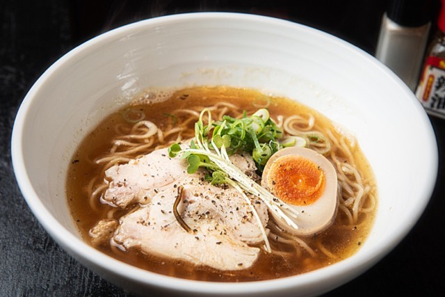 親鶏チャーシューと半熟煮玉子のシンプルなトッピング