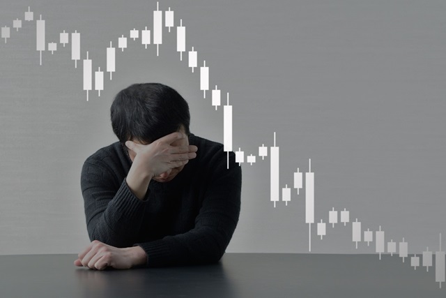 株価が暴落して含み損を抱える人が増えた2024年～2025年