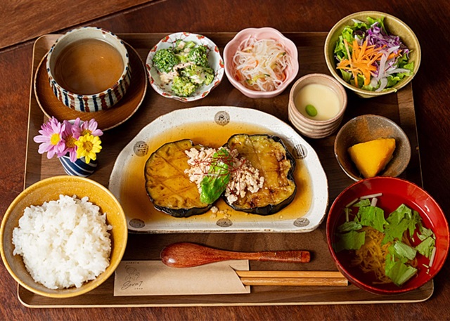 古民家カフェ sora7（西条市）座る席で表情が変わる築80年の和洋折衷カフェ